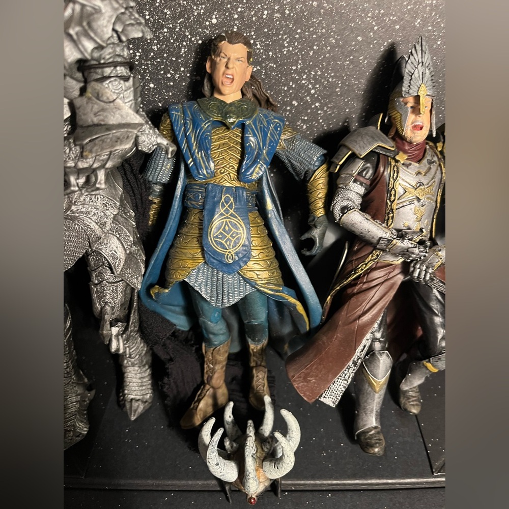 Lord of the rings Action Figures set of 2 ! 
(SOLD ) the tall grey figurine ! - Picture 3 of 6